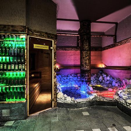 Hotel Korona Wellness, Rendezveny Es Borszalloda Έγκερ Εξωτερικό φωτογραφία
