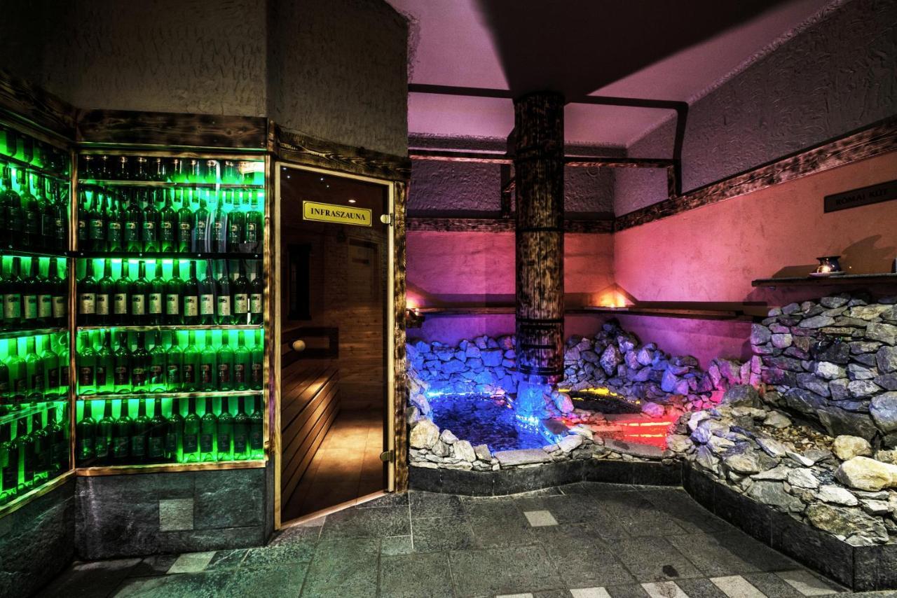 Hotel Korona Wellness, Rendezveny Es Borszalloda Έγκερ Εξωτερικό φωτογραφία