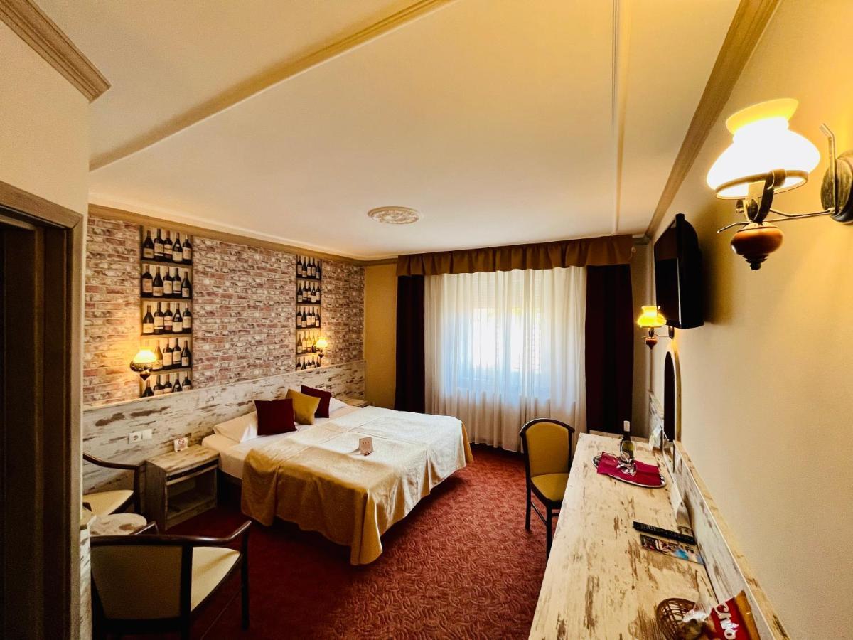 Hotel Korona Wellness, Rendezveny Es Borszalloda Έγκερ Εξωτερικό φωτογραφία