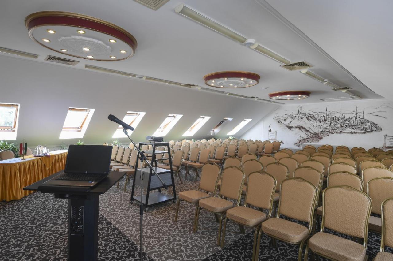 Hotel Korona Wellness, Rendezveny Es Borszalloda Έγκερ Εξωτερικό φωτογραφία