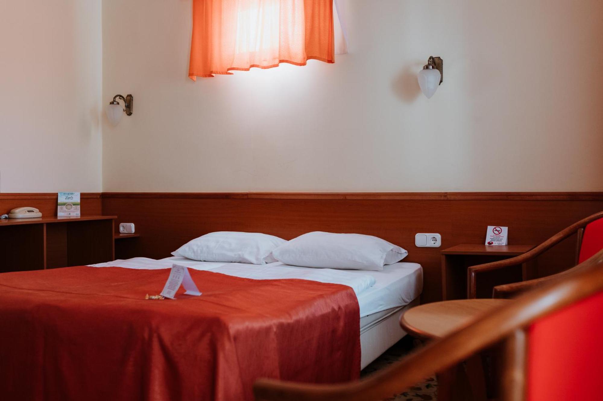Hotel Korona Wellness, Rendezveny Es Borszalloda Έγκερ Δωμάτιο φωτογραφία