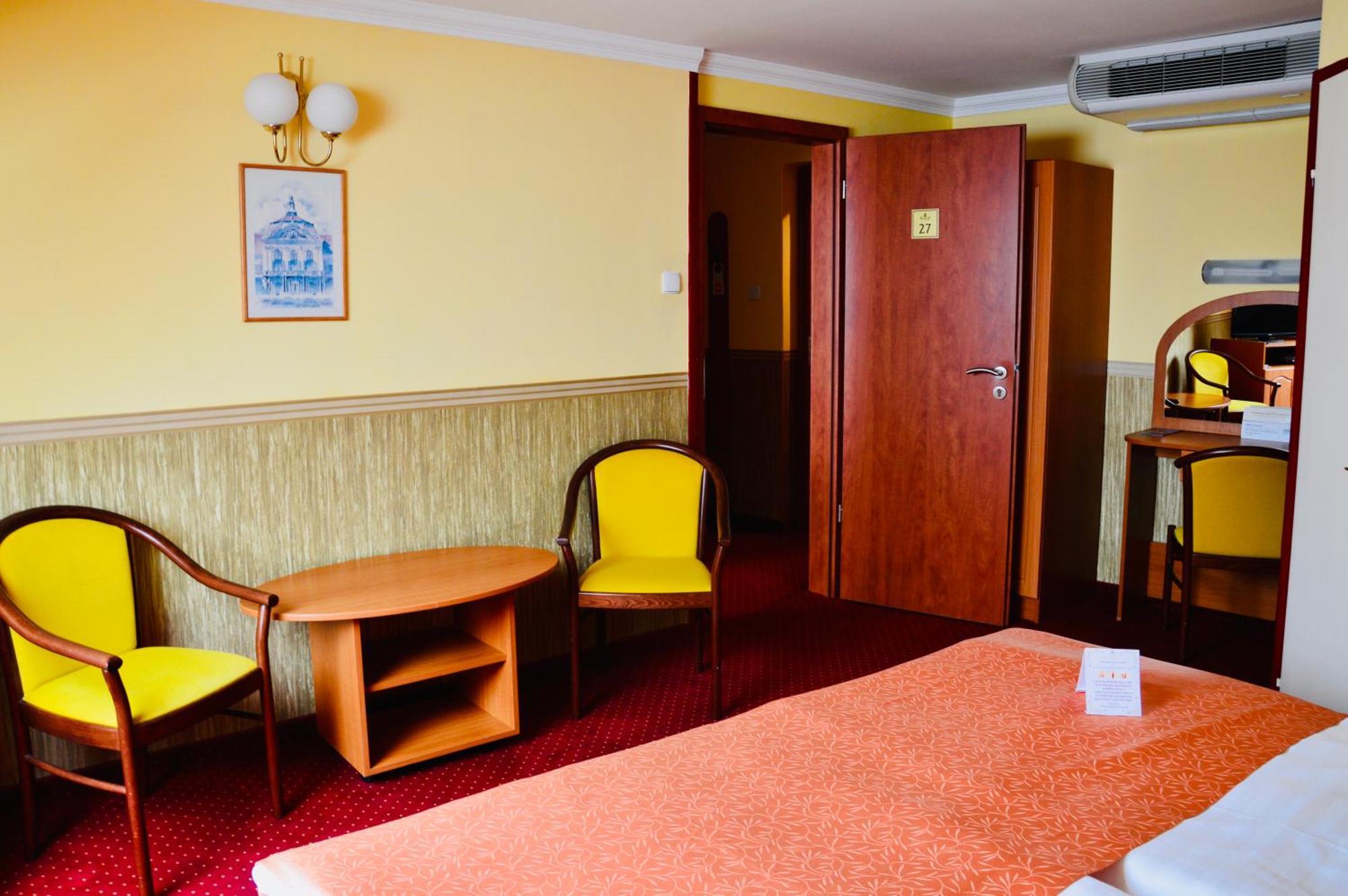 Hotel Korona Wellness, Rendezveny Es Borszalloda Έγκερ Εξωτερικό φωτογραφία