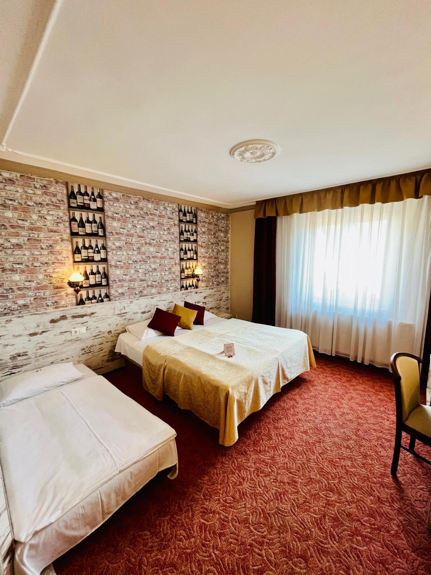 Hotel Korona Wellness, Rendezveny Es Borszalloda Έγκερ Δωμάτιο φωτογραφία