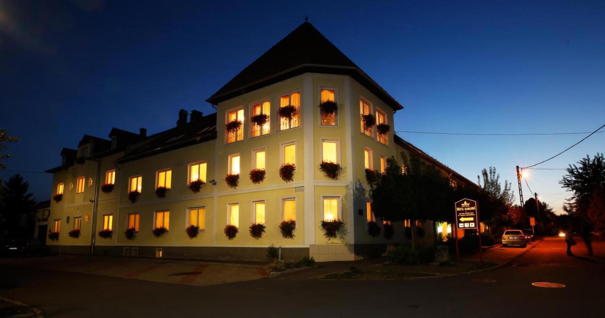 Hotel Korona Wellness, Rendezveny Es Borszalloda Έγκερ Εξωτερικό φωτογραφία