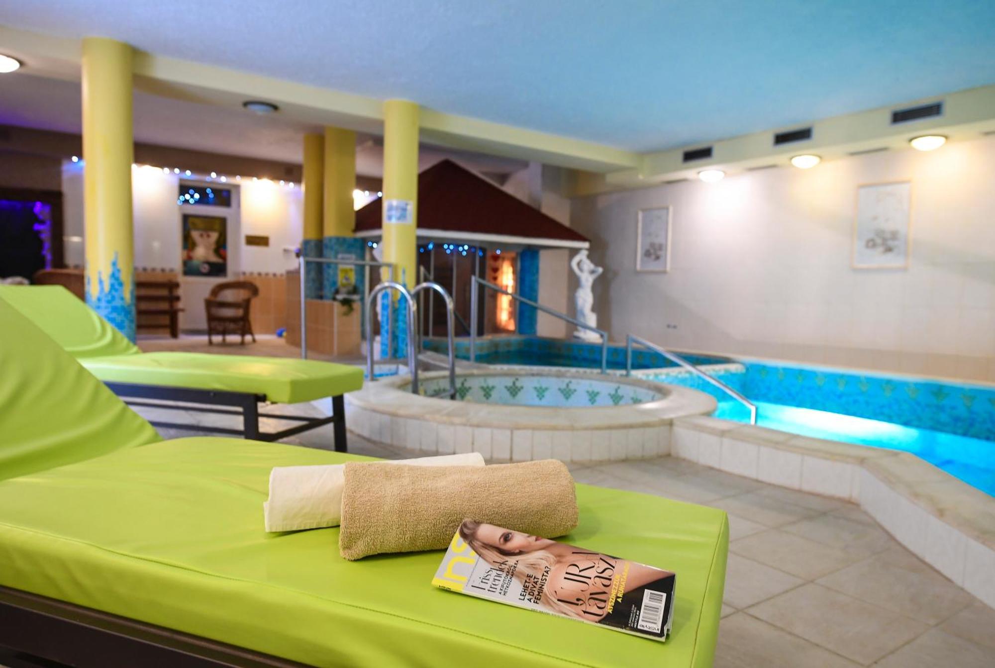 Hotel Korona Wellness, Rendezveny Es Borszalloda Έγκερ Εξωτερικό φωτογραφία