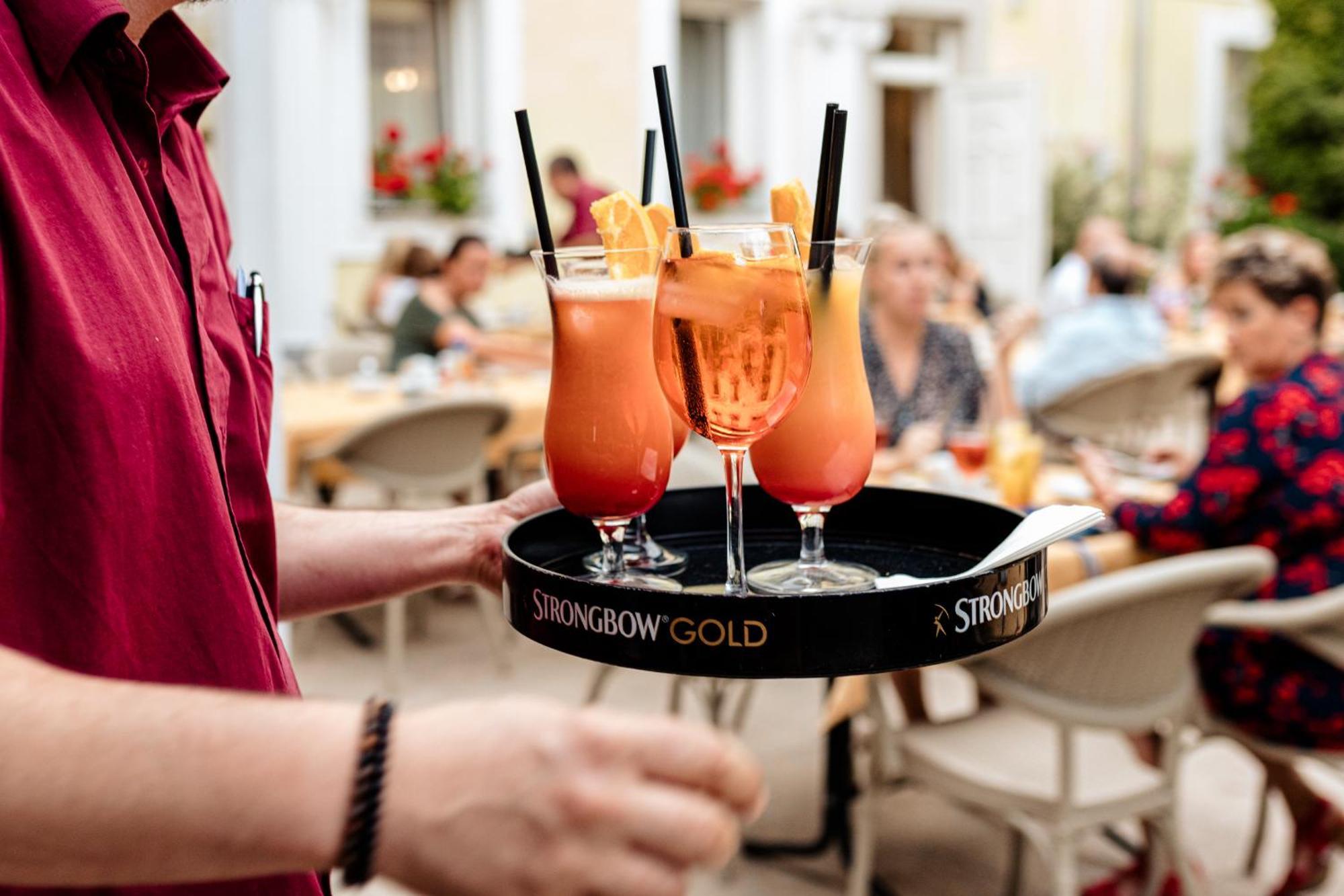 Hotel Korona Wellness, Rendezveny Es Borszalloda Έγκερ Εξωτερικό φωτογραφία