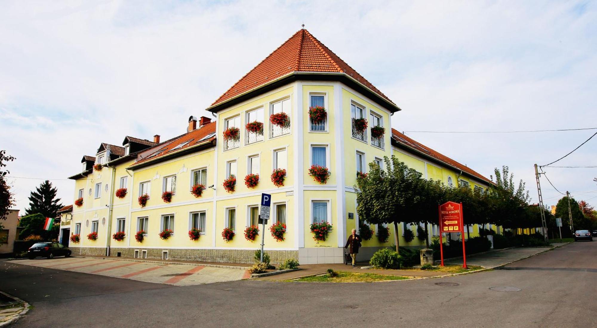 Hotel Korona Wellness, Rendezveny Es Borszalloda Έγκερ Εξωτερικό φωτογραφία