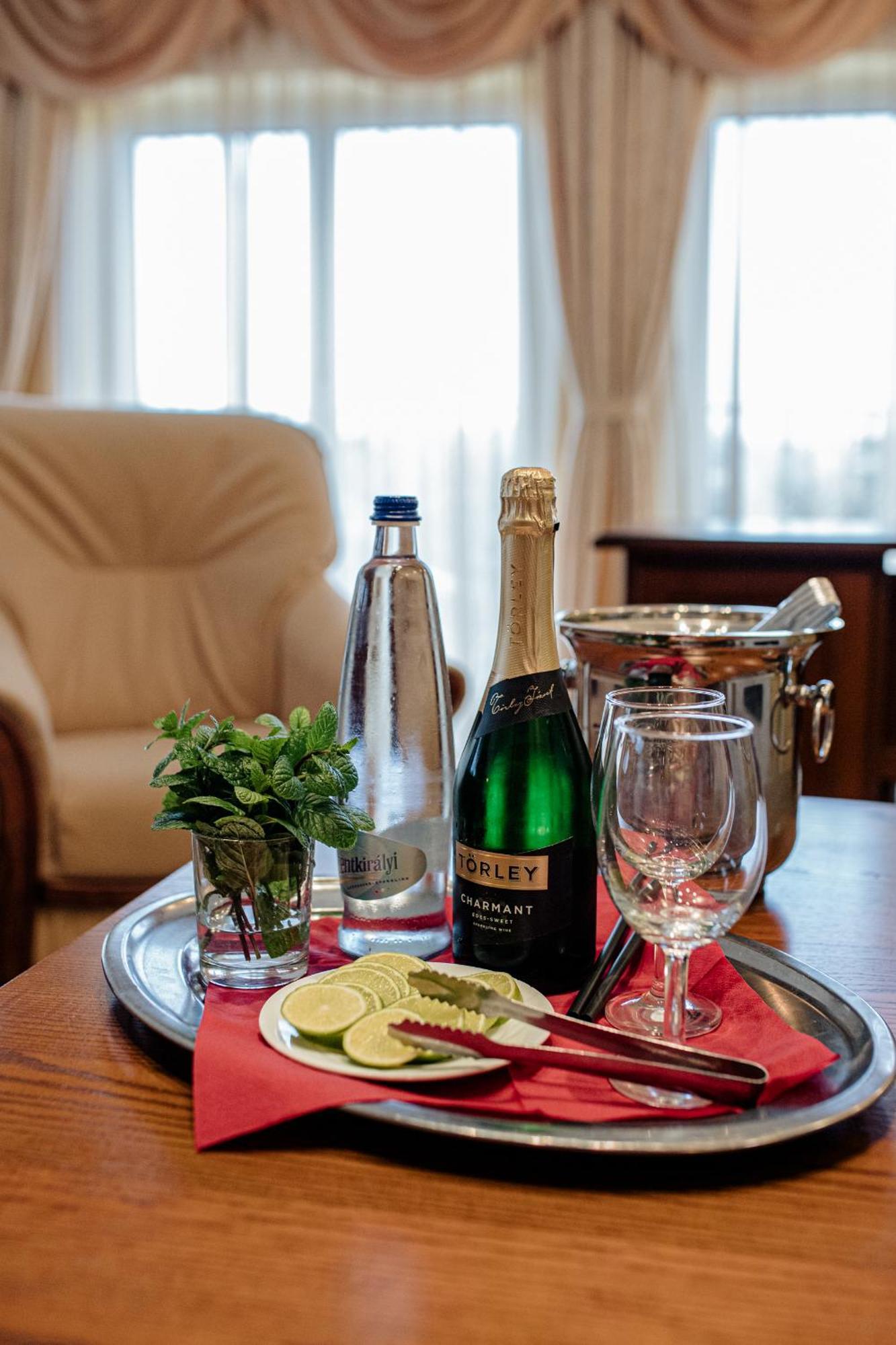 Hotel Korona Wellness, Rendezveny Es Borszalloda Έγκερ Εξωτερικό φωτογραφία