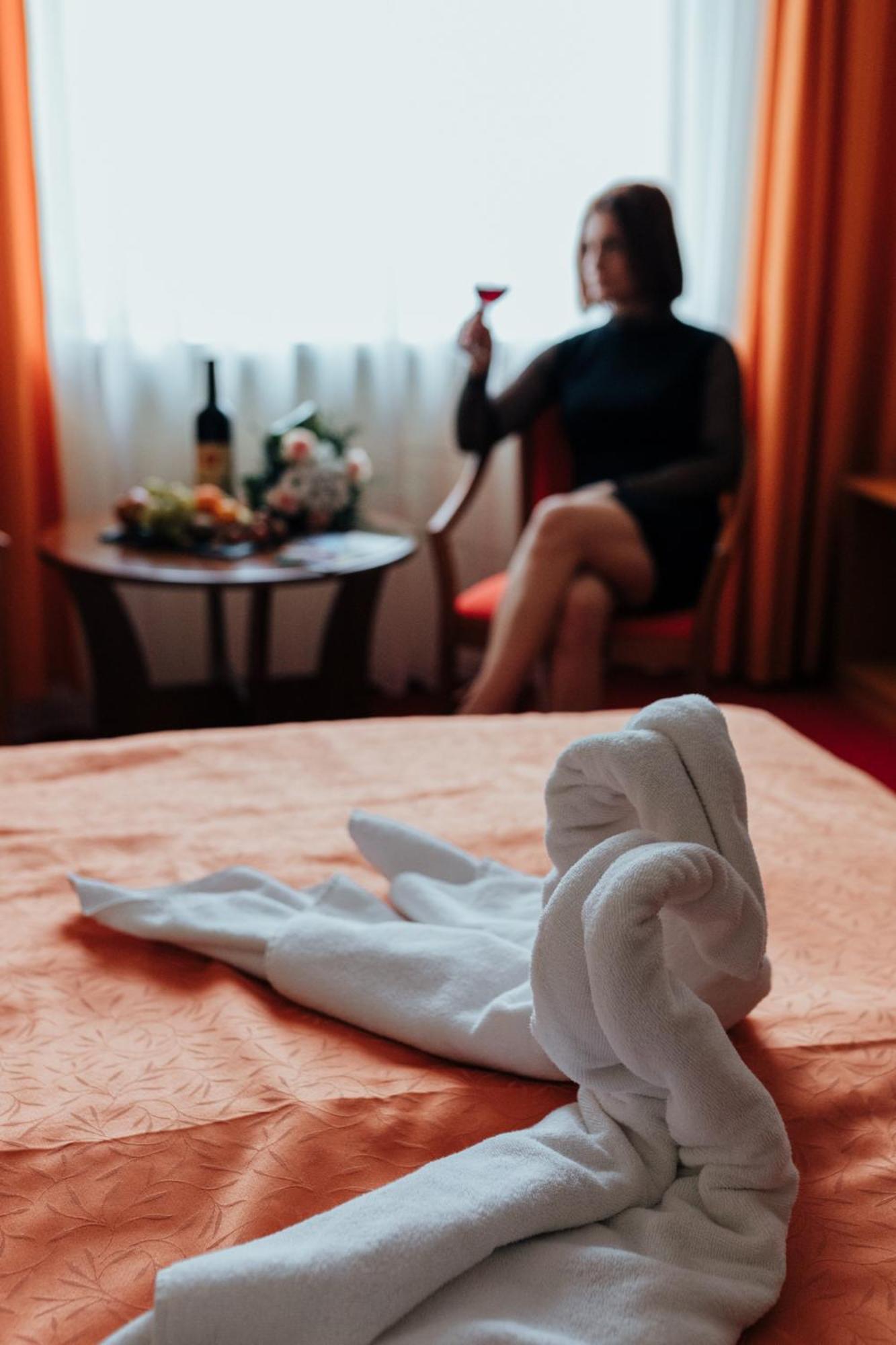Hotel Korona Wellness, Rendezveny Es Borszalloda Έγκερ Εξωτερικό φωτογραφία
