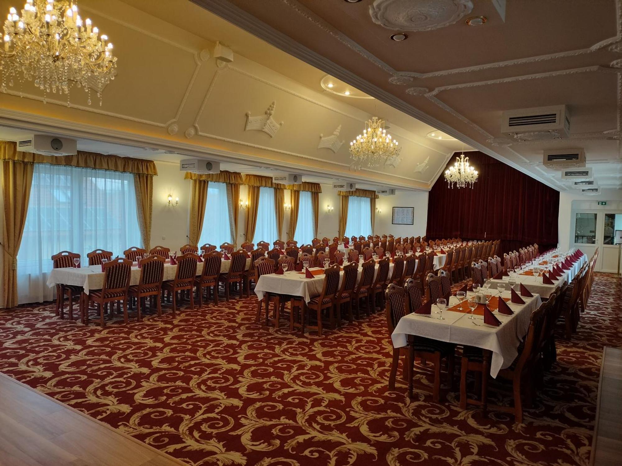Hotel Korona Wellness, Rendezveny Es Borszalloda Έγκερ Εξωτερικό φωτογραφία