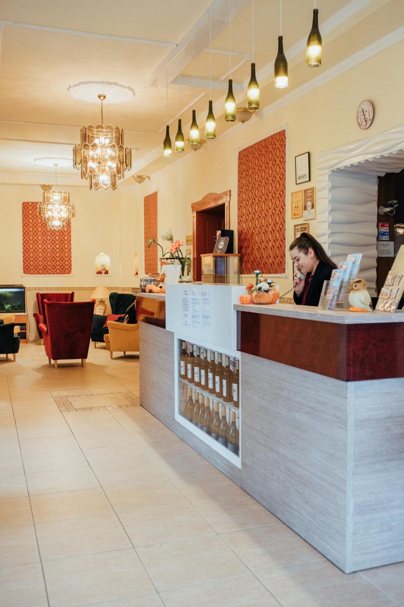 Hotel Korona Wellness, Rendezveny Es Borszalloda Έγκερ Εξωτερικό φωτογραφία