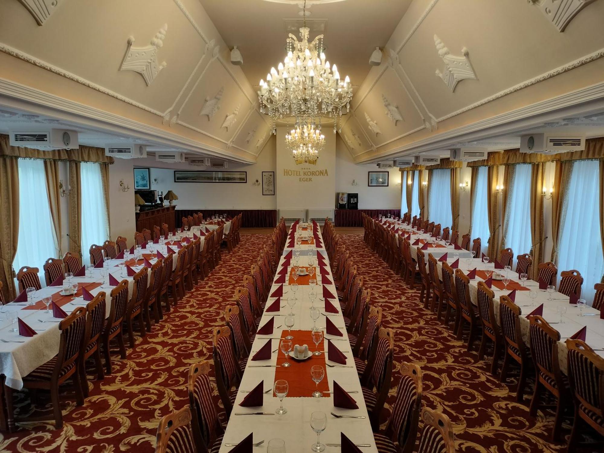 Hotel Korona Wellness, Rendezveny Es Borszalloda Έγκερ Εξωτερικό φωτογραφία