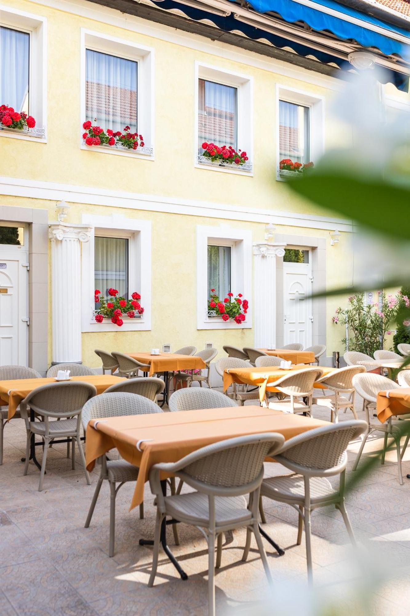 Hotel Korona Wellness, Rendezveny Es Borszalloda Έγκερ Εξωτερικό φωτογραφία