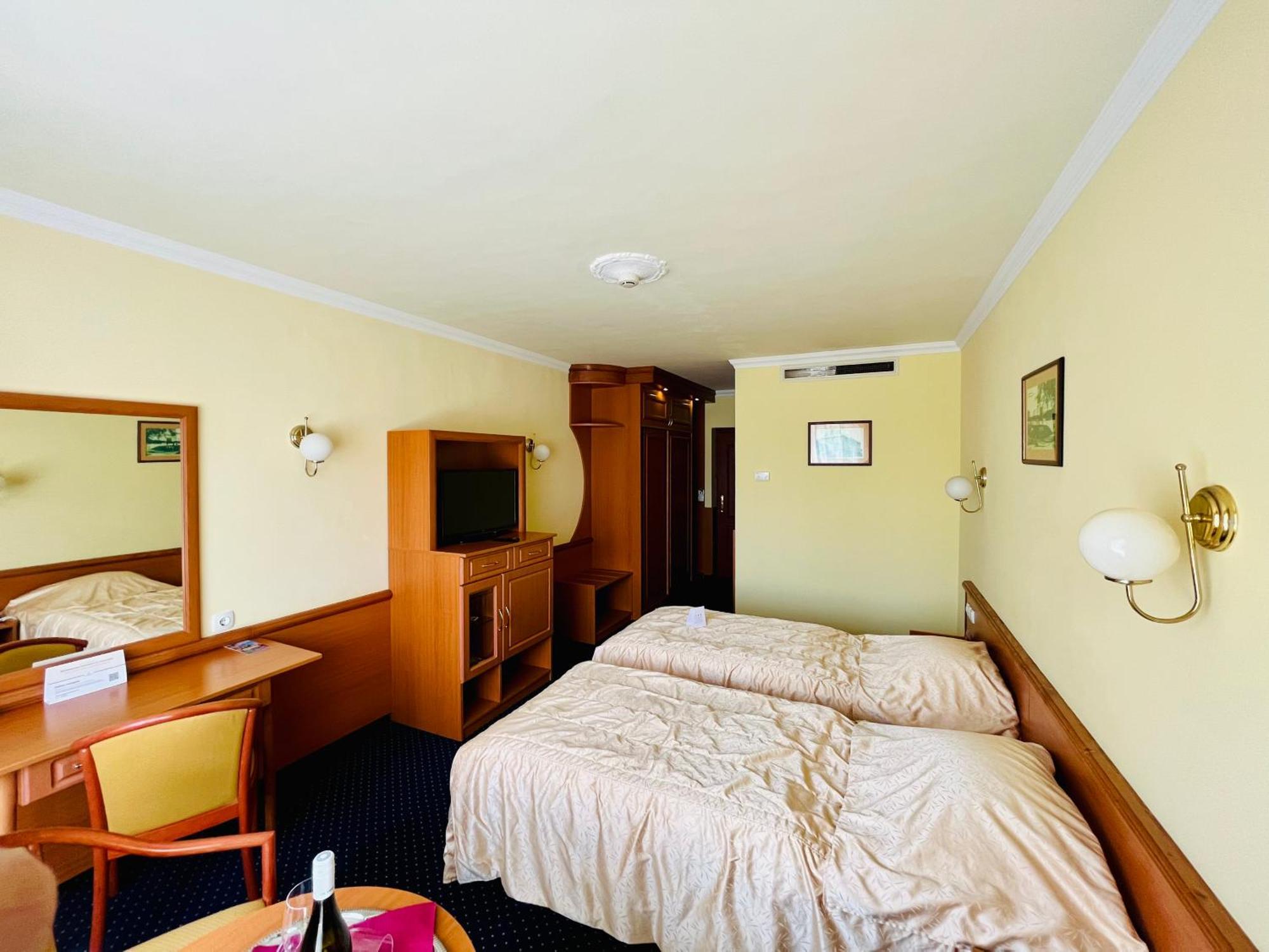 Hotel Korona Wellness, Rendezveny Es Borszalloda Έγκερ Εξωτερικό φωτογραφία
