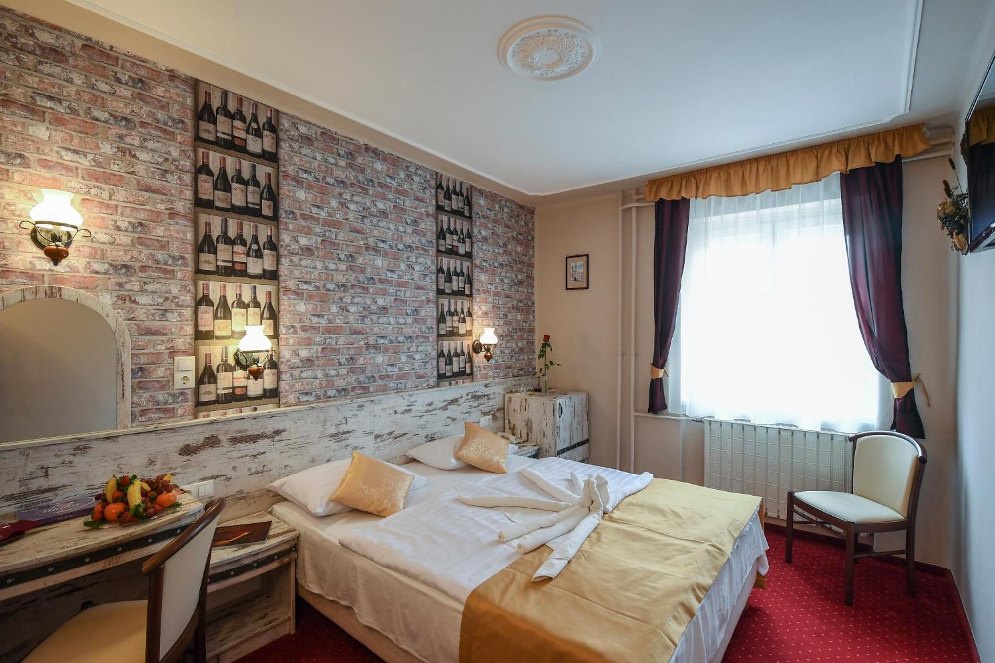 Hotel Korona Wellness, Rendezveny Es Borszalloda Έγκερ Εξωτερικό φωτογραφία