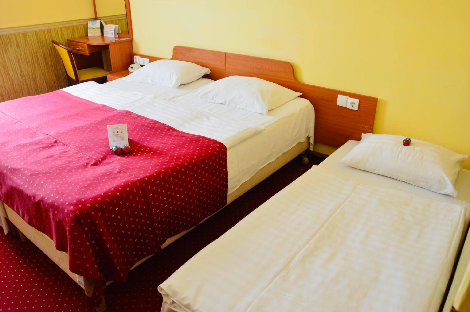 Hotel Korona Wellness, Rendezveny Es Borszalloda Έγκερ Εξωτερικό φωτογραφία