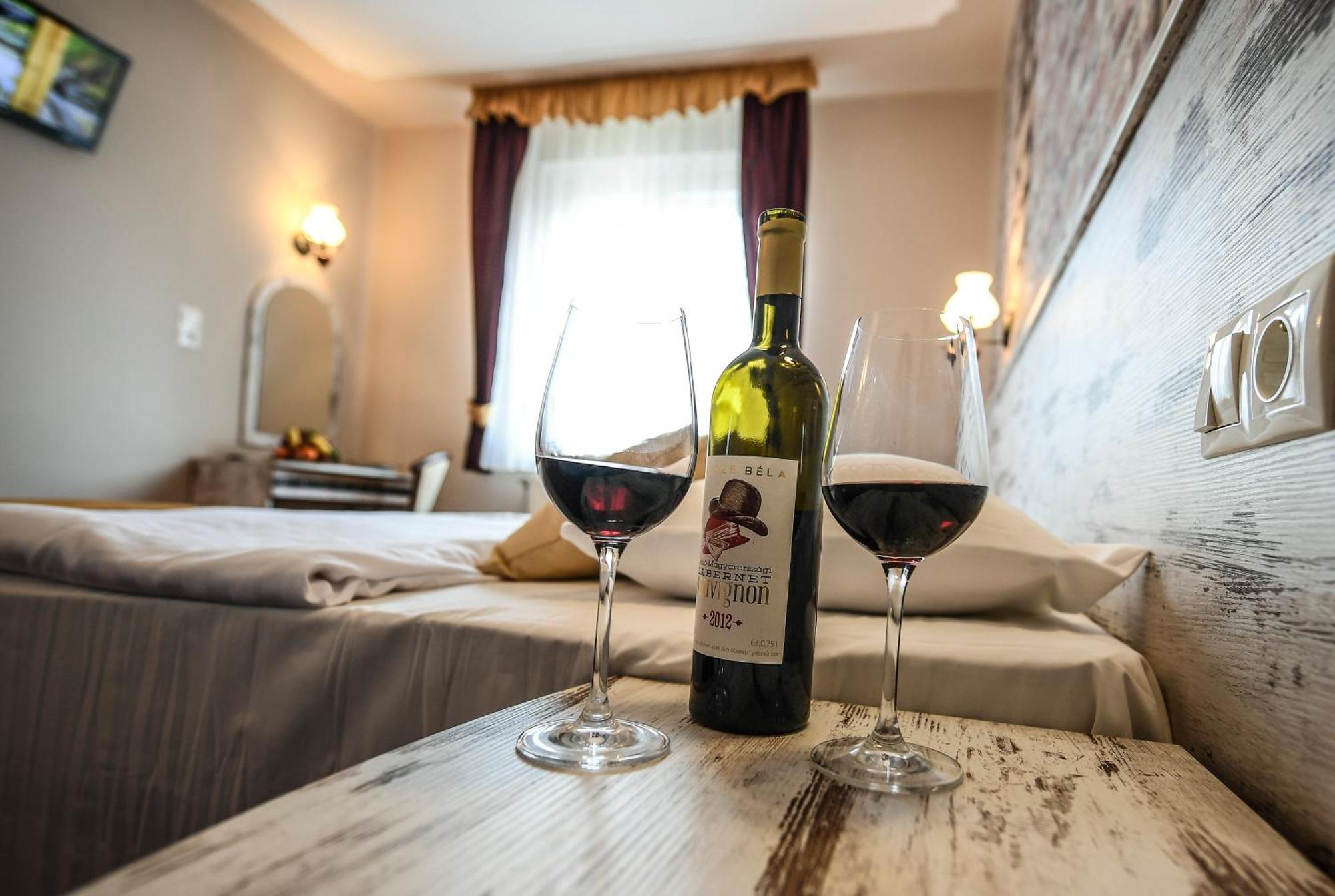 Hotel Korona Wellness, Rendezveny Es Borszalloda Έγκερ Εξωτερικό φωτογραφία