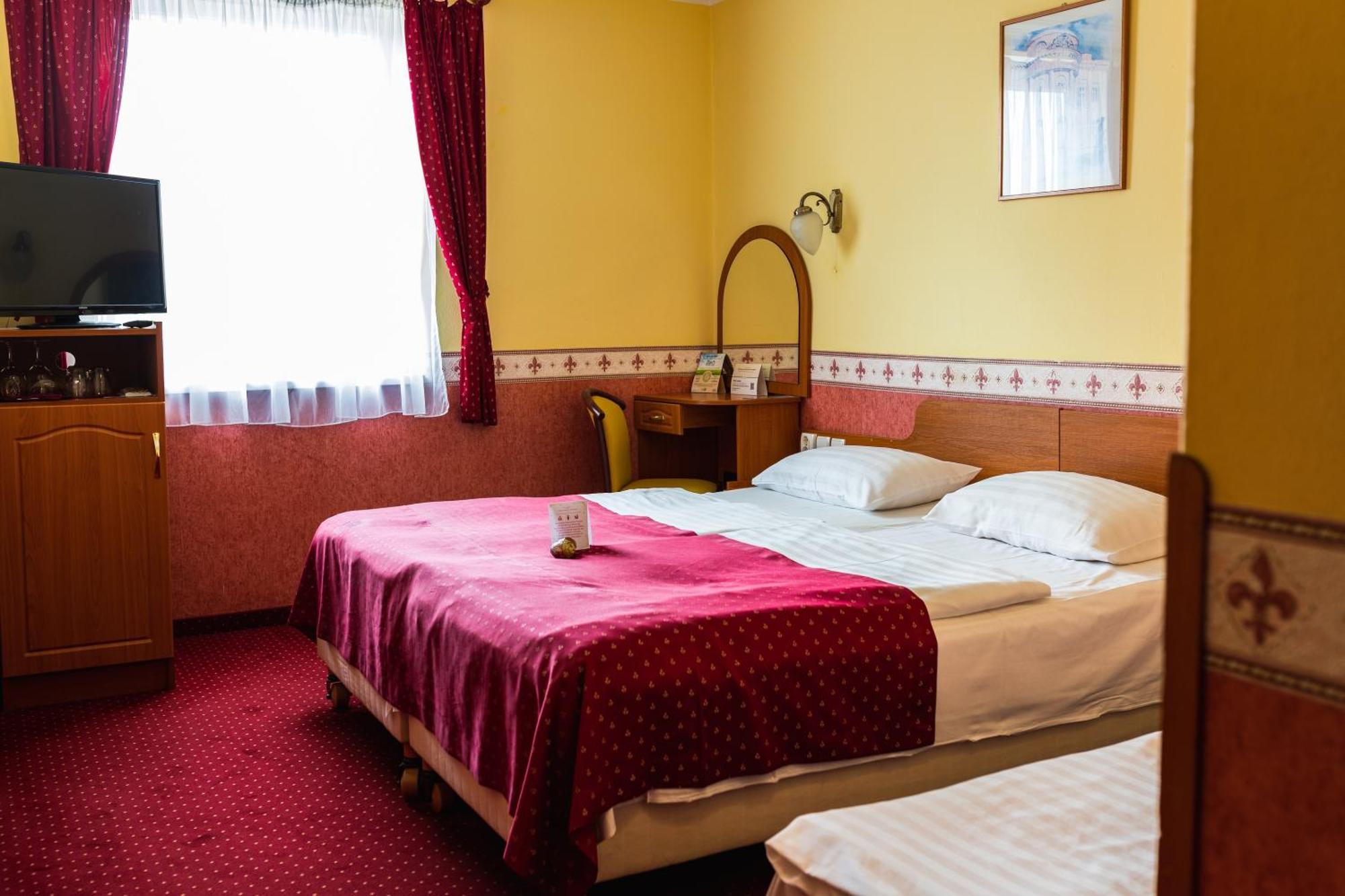 Hotel Korona Wellness, Rendezveny Es Borszalloda Έγκερ Εξωτερικό φωτογραφία