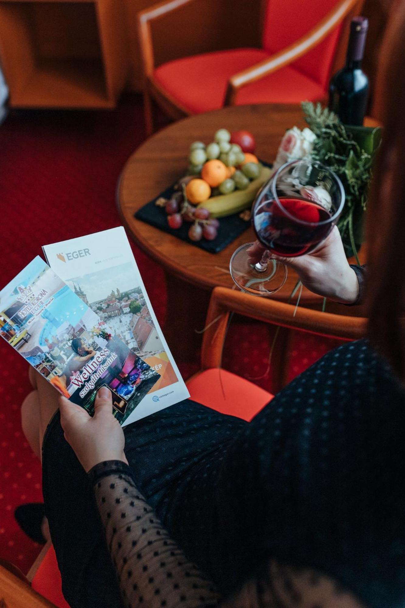 Hotel Korona Wellness, Rendezveny Es Borszalloda Έγκερ Εξωτερικό φωτογραφία