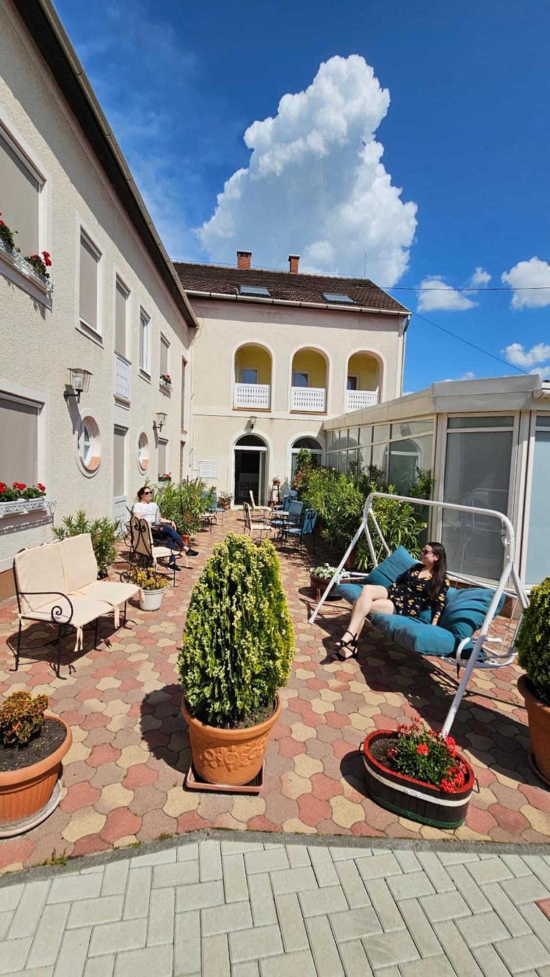 Hotel Korona Wellness, Rendezveny Es Borszalloda Έγκερ Εξωτερικό φωτογραφία