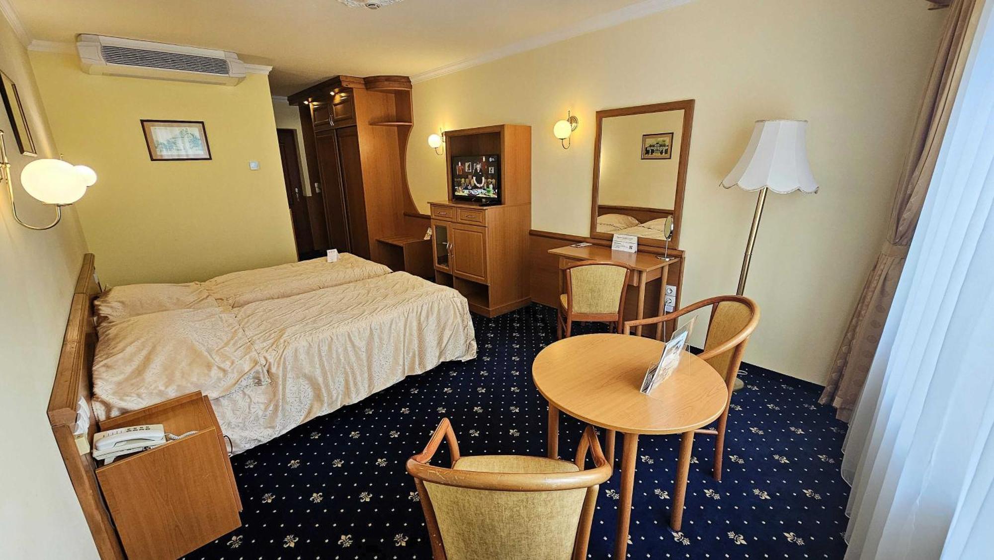 Hotel Korona Wellness, Rendezveny Es Borszalloda Έγκερ Εξωτερικό φωτογραφία