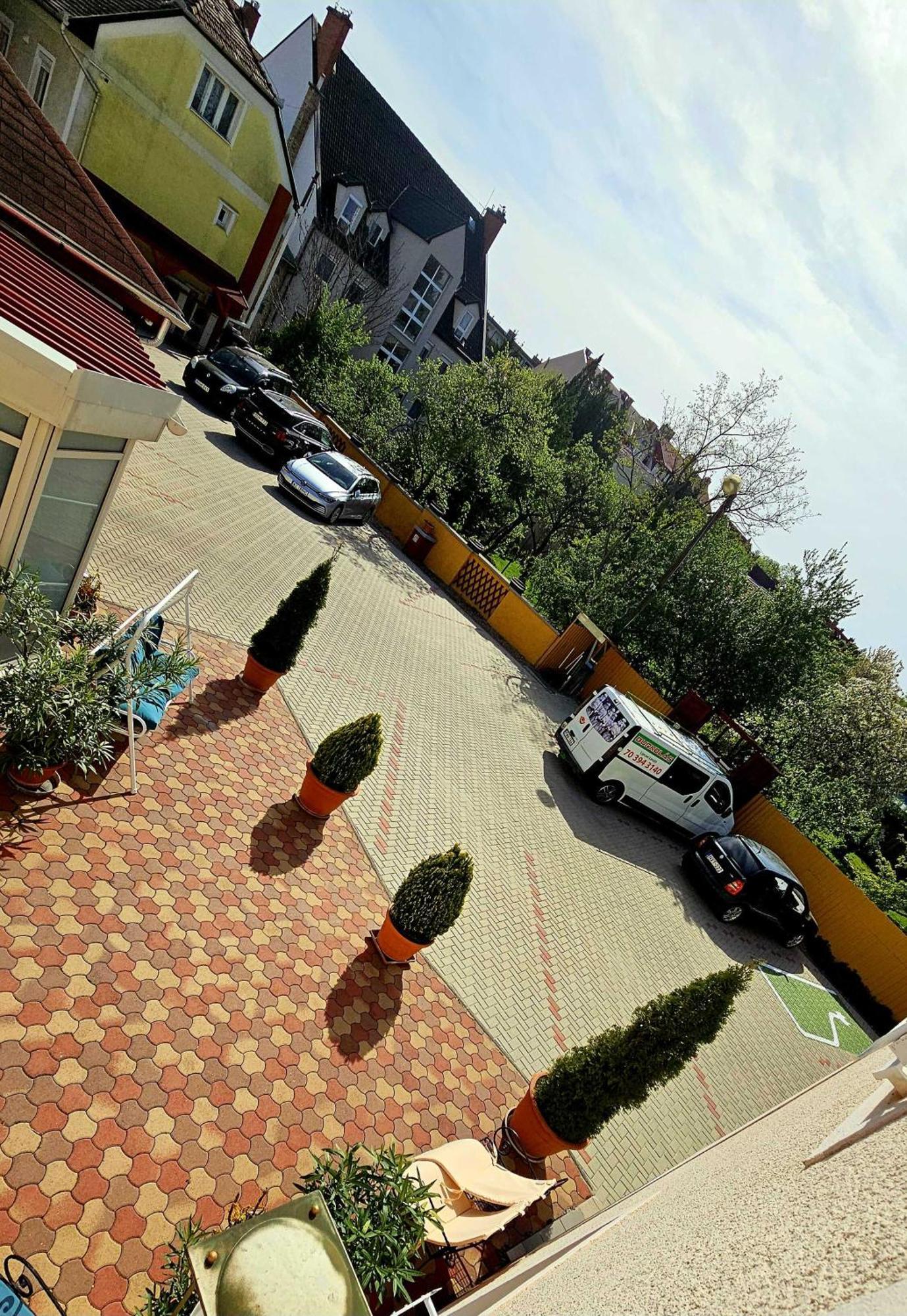 Hotel Korona Wellness, Rendezveny Es Borszalloda Έγκερ Εξωτερικό φωτογραφία