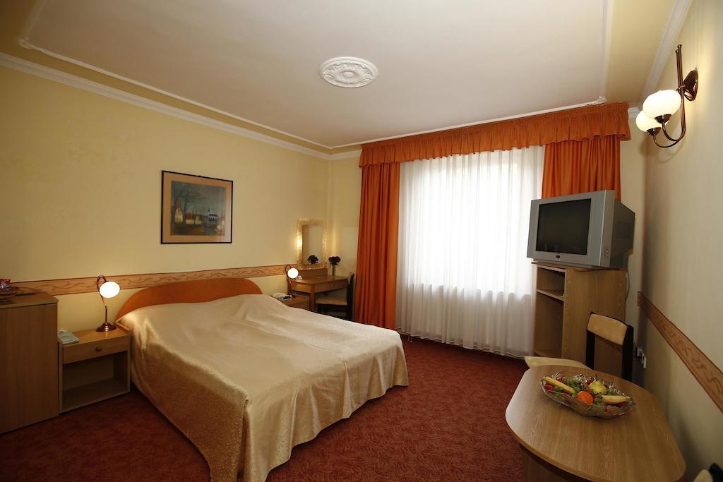 Hotel Korona Wellness, Rendezveny Es Borszalloda Έγκερ Εξωτερικό φωτογραφία