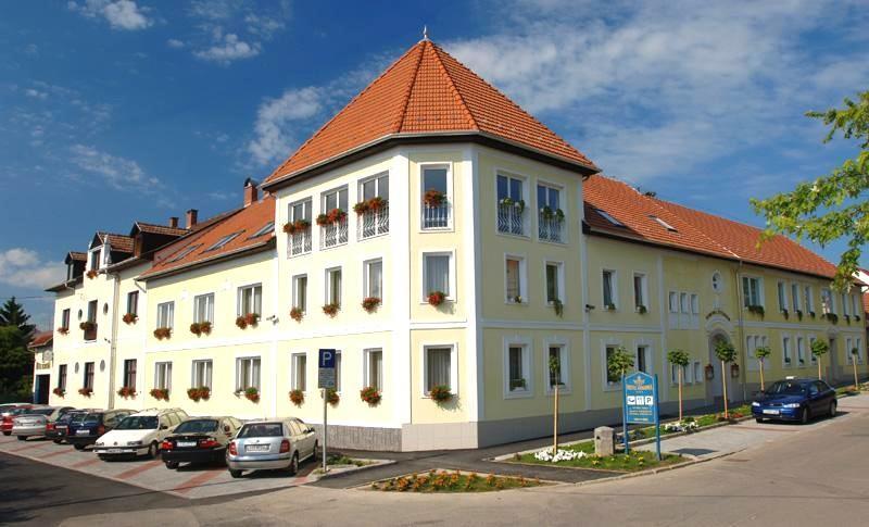 Hotel Korona Wellness, Rendezveny Es Borszalloda Έγκερ Εξωτερικό φωτογραφία