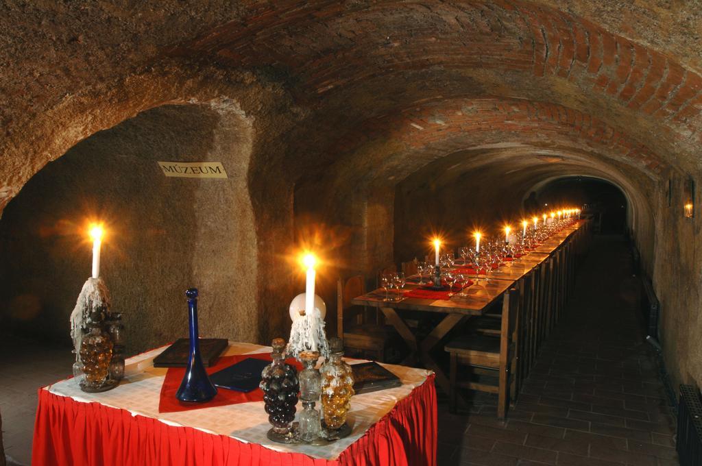 Hotel Korona Wellness, Rendezveny Es Borszalloda Έγκερ Εξωτερικό φωτογραφία
