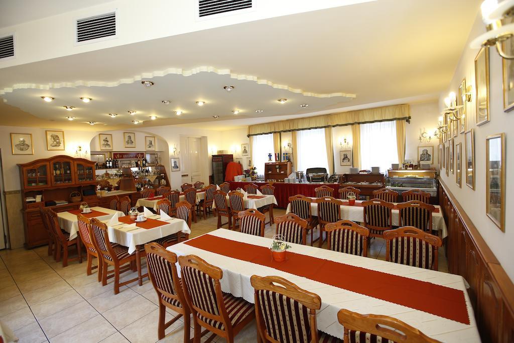 Hotel Korona Wellness, Rendezveny Es Borszalloda Έγκερ Εξωτερικό φωτογραφία
